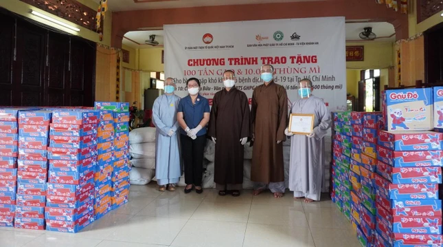 Những phần quà từ sự phát tâm của công ty Diệu Phúc, công ty Nhật Hạ và công ty Cường Ngoan được chư tôn đức Ban Văn hóa Phật giáo TP.HCM trao đến đại diện chính quyền huyện Bình Chánh Những phần quà từ sự phát tâm của công ty Diệu Phúc, công ty Nhật Hạ và công ty Cường Ngoan được chư tôn đức Ban Văn hóa Phật giáo TP.HCM trao đến đại diện chính quyền huyện Bình Chánh