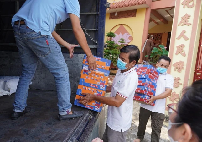 Và được vận chuyển trao đến tận tay bà con khó khăn tại huyện Bình Chánh Và được vận chuyển trao đến tận tay bà con khó khăn tại huyện Bình Chánh