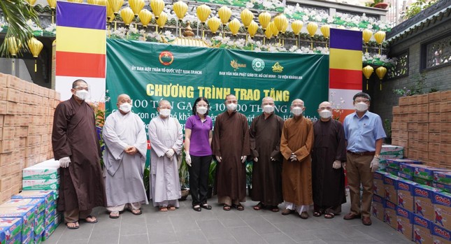 Chư tôn đức Ban Văn hóa trao các phần quà đến Thượng tọa Thích Minh Nhật, Trưởng ban Trị sự GHPGVN quận Phú Nhuận cùng chư tôn đức và đại diện chính quyền