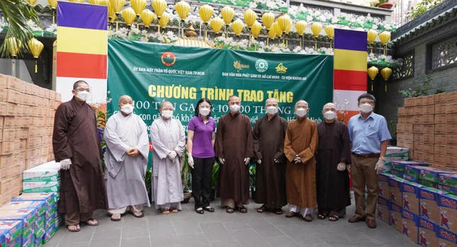 Chư tôn đức Ban Văn hóa trao các phần quà đến Thượng tọa Thích Minh Nhật, Trưởng ban Trị sự GHPGVN quận Phú Nhuận cùng chư tôn đức và đại diện chính quyền Chư tôn đức Ban Văn hóa trao các phần quà đến Thượng tọa Thích Minh Nhật, Trưởng ban Trị sự GHPGVN quận Phú Nhuận cùng chư tôn đức và đại diện chính quyền