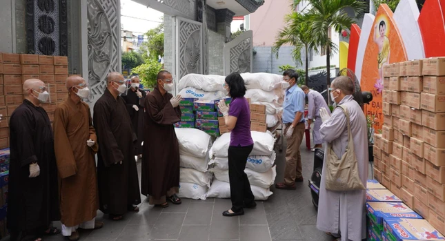 Bà Trần Thị Mai Lý, Chủ tịch Ủy ban MTTQVN quận Phú Nhuận cảm ơn những món quà nghĩa tình từ chư tôn đức Ban Văn hóa Phật giáo TP.HCM và mạnh thường quân Bà Trần Thị Mai Lý, Chủ tịch Ủy ban MTTQVN quận Phú Nhuận cảm ơn những món quà nghĩa tình từ chư tôn đức Ban Văn hóa Phật giáo TP.HCM và mạnh thường quân