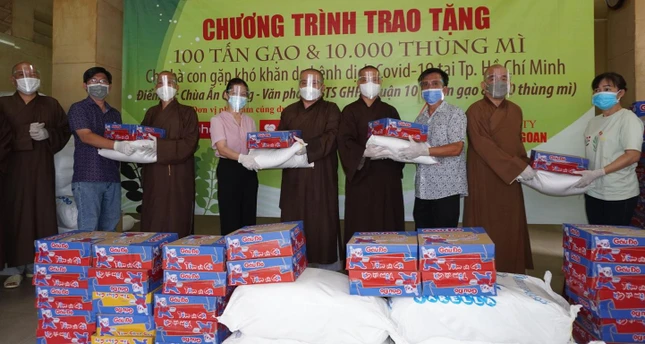 Đại đức Thích Trung Nguyện, Phó Thư ký Ban Trị sự Thành phố; Thượng tọa Thích Nhật Thiện, cùng chư tôn đức và đại diện chính quyền đón nhận những phần quà từ Thượng tọa Thích Trí Chơn tại chùa Ấn Quang, quận 10 Đại đức Thích Trung Nguyện, Phó Thư ký Ban Trị sự Thành phố; Thượng tọa Thích Nhật Thiện, cùng chư tôn đức và đại diện chính quyền đón nhận những phần quà từ Thượng tọa Thích Trí Chơn tại chùa Ấn Quang, quận 10