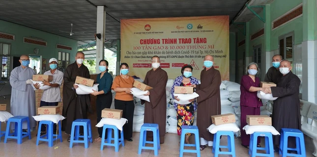 Chư tôn đức trao các phần quà tại chùa Châu Hưng