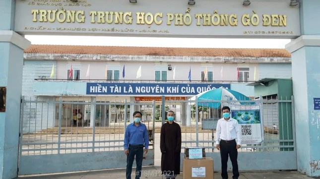 Đại đức Thích An Nhất trao quà tại trường Trung học Phổ thông Gò Đăng Đại đức Thích An Nhất trao quà tại trường Trung học Phổ thông Gò Đăng