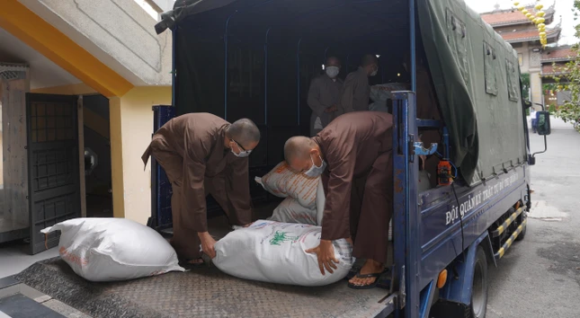 Những phần quà sẽ được chuyển đến đại diện 12 phường gửi tặng bà con trong chiều nay