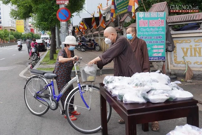 Thượng tọa Thích Thanh Phong tận tay chia sẻ với mong muốn giúp bà con vượt qua khó khăn