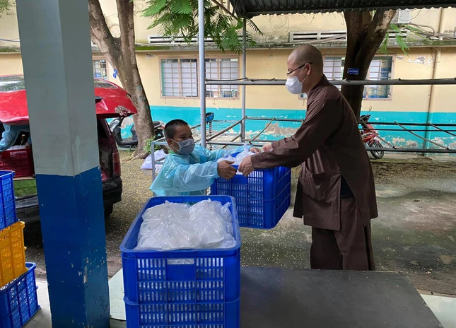 Đại đức Thích Minh Đạo, trụ trì chùa Nam Thiên Nhất Trụ trao các suất cơm đến các tình nguyện viên vận chuyện về khu cách ly Đại đức Thích Minh Đạo, trụ trì chùa Nam Thiên Nhất Trụ trao các suất cơm đến các tình nguyện viên vận chuyện về khu cách ly