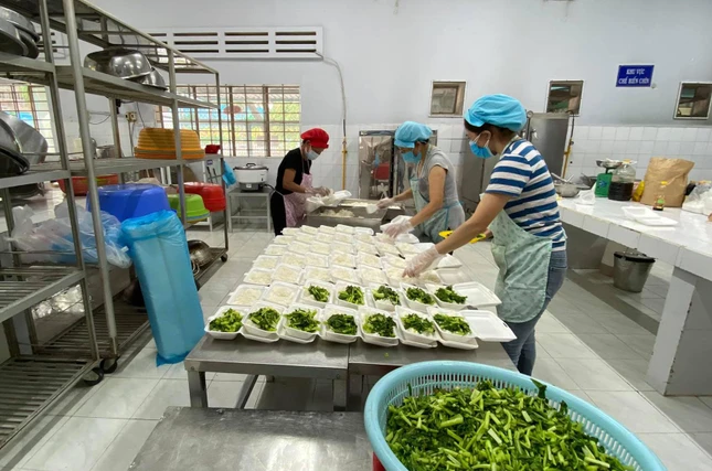 Các suất cơm được nấu tại trường Tiểu học Lương Thế Vinh Các suất cơm được nấu tại trường Tiểu học Lương Thế Vinh