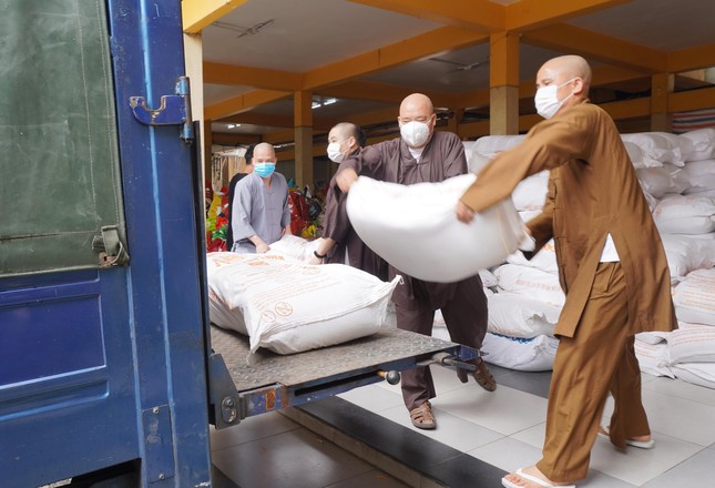 Thượng tọa Thích Thanh Phong, cùng chư tôn đức chuyển gạo gửi đến bà con khó khăn quận 3 Thượng tọa Thích Thanh Phong, cùng chư tôn đức chuyển gạo gửi đến bà con khó khăn quận 3