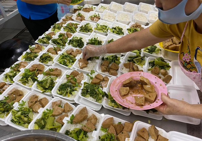 Mỗi ngày hơn 1.000 suất cơm mặn gửi đến bà con khu cách ly, lượng lượng phòng chống dịch