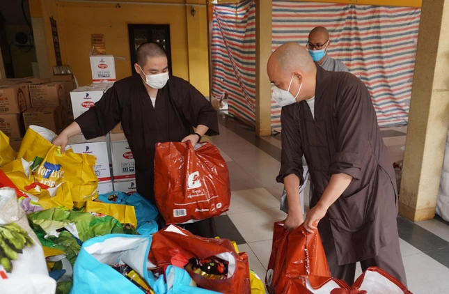 Những phần quà gồm gạo, mì tôm, dầu ăn, nước tương...