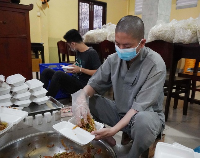 Để gửi tặng đến bà con khu cách ly chung cư Ấn Quang