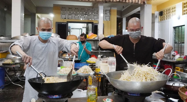 Từ sáng sớm, chư tôn đức đã chuẩn bị các suất chay