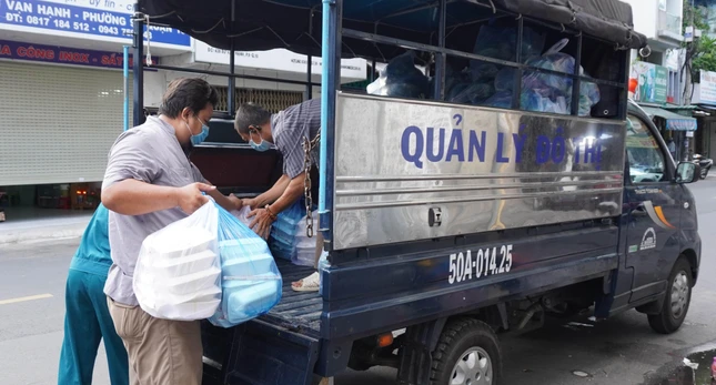 Đại diện Mặt trận phường sẽ tặng các suất quà và bún chay đến bà con khu cách ly