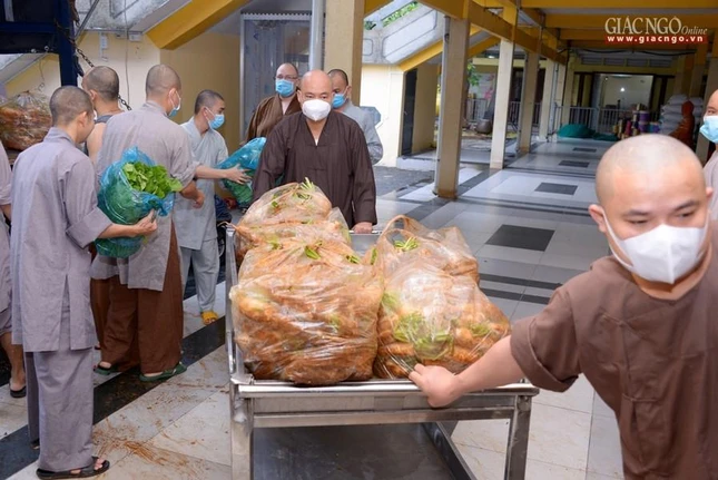 Phật giáo Đắk Lắk vừa chuyển củ quả tới chùa