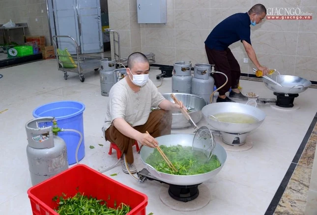 Từ 6 giờ sáng, bếp chùa đảm trách các món chay đã lên lửa
