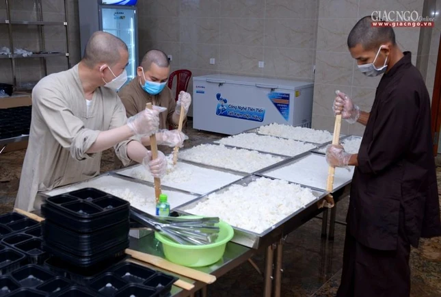 Chư Tăng chùa Vĩnh Nghiêm chuẩn bị cơm