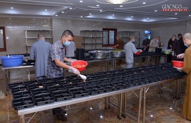 Phật tử ở chùa phụ phân chia suất cơm