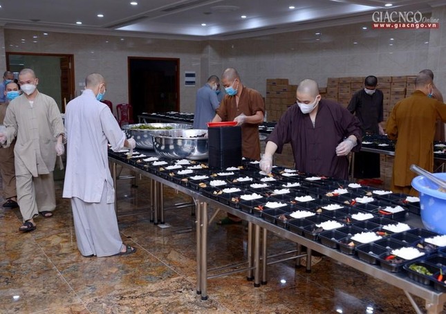 Riêng chùa Vĩnh Nghiêm đảm nhận 3.000 suất cơm chay trong trưa hôm nay 14-7