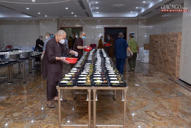 Đích thân Thượng tọa Thích Thanh Phong chăm chút cẩn thận