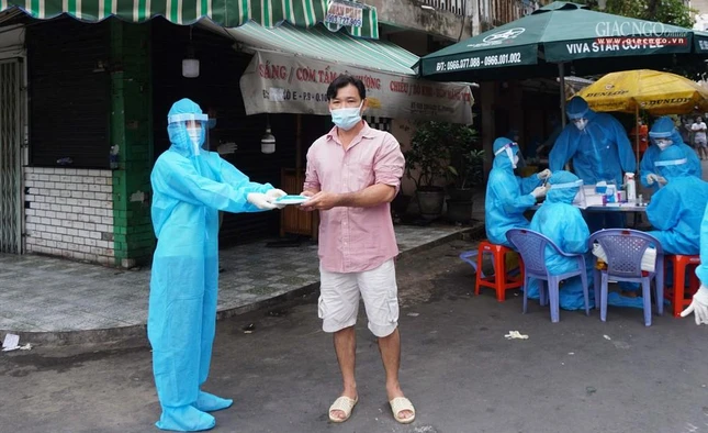 Mỗi người dân sau khi test covid sẽ được tặng một bịch khẩu trang Mỗi người dân sau khi test covid sẽ được tặng một bịch khẩu trang