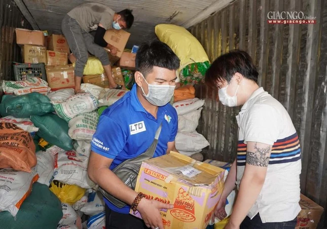 Cẩn thận vận chuyển từng món quà