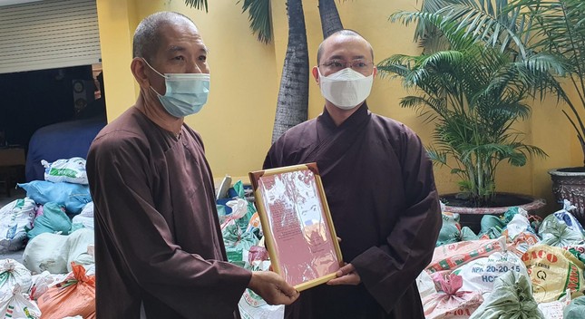 Thượng tọa Trưởng ban Trị sự GHPGVN quận Gò Vấp cảm ơn Đại đức Thích Trung Thanh, chùa Long Sơn kết nối những phần quà từ huyện Gio Linh, tỉnh Quảng Trị - Ảnh: TT
