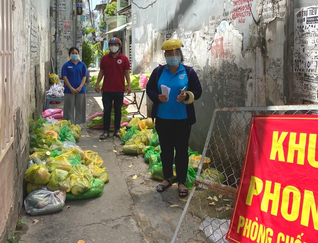 Trao quà đến khu vực cách ly - Ảnh: TT