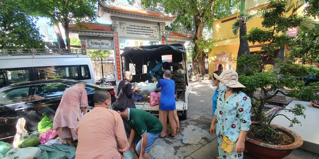 Rau củ và gạo được vận chuyển gửi đến các phường quận Gò Vấp - Ảnh: TT