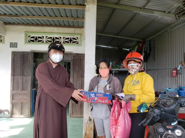 Đại đức Thích Nguyên Nguyệt tặng quà đến bà con bị lũ Đại đức Thích Nguyên Nguyệt tặng quà đến bà con bị lũ