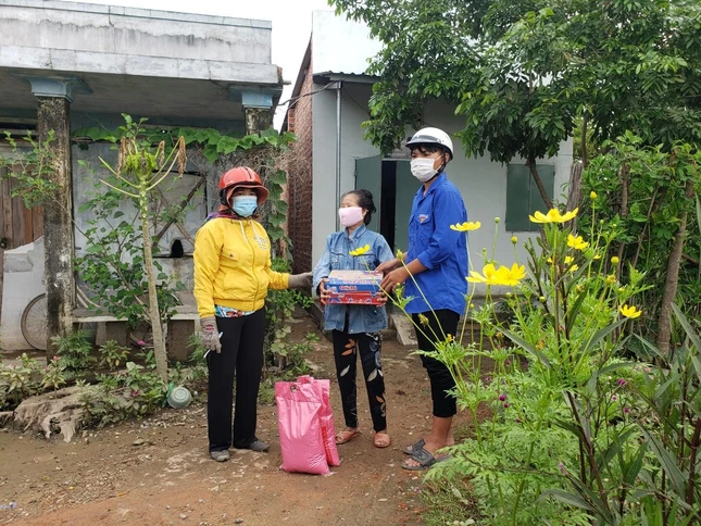 Những phần quà kịp thời đến người bị ảnh hưởng bởi lũ quét Những phần quà kịp thời đến người bị ảnh hưởng bởi lũ quét