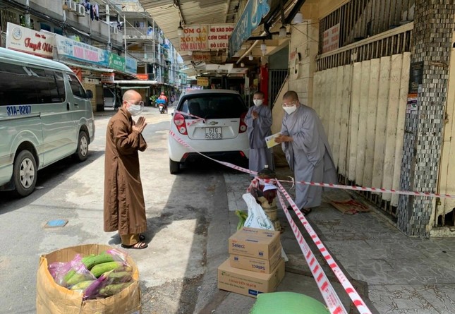 Hỗ trợ tịnh tài đến chư Ni niệm Phật Đường Liên Trì, chung cư Nguyễn Thiện Thuật, phường 1, quận 3 trong khu vực phong tỏa