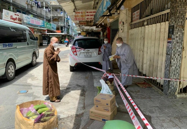 Hỗ trợ tịnh tài đến chư Ni niệm Phật Đường Liên Trì, chung cư Nguyễn Thiện Thuật, phường 1, quận 3 trong khu vực phong tỏa