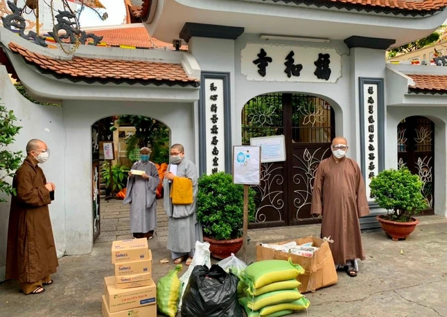 Ban Chức sự trường hạ chùa Phước Hòa (gồm 45 chư Ni an cư cấm túc) tiếp nhận tịnh tài và vật phẩm cúng dường