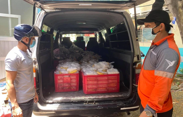 Các tình nguyện viên đến lấy cơm chở tới các nơi - Ảnh: TN