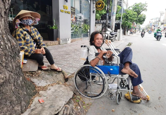 Cô Sang và ông Tư trên đường Hoàng Hoa Thám Cô Sang và ông Tư trên đường Hoàng Hoa Thám