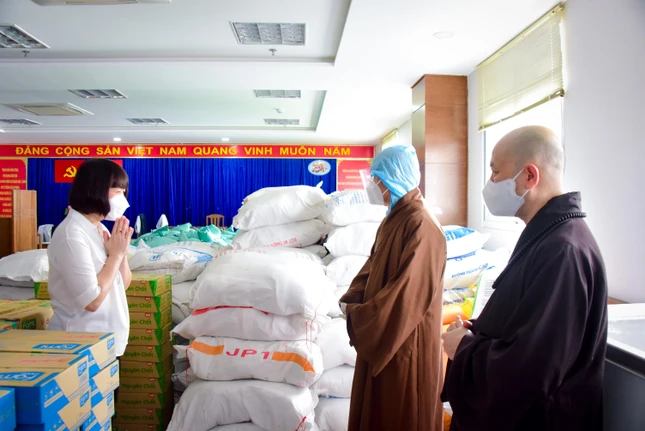 Bà Nguyễn Thị Thu cảm ơn chư tôn đức Ban Văn hóa Phật giáo TP.HCM, chư tôn đức Phật giáo quận 4