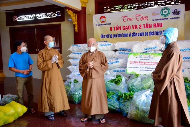 Thượng tọa Thích Minh Quang, Trưởng ban Trị sự GHPGVN quận 1 tri ân đến Ban Văn hóa Phật giáo TP.HCM