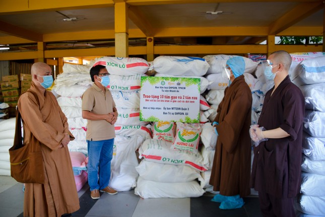 Trao các phần quà tại chùa Vĩnh Nghiêm, quận 3