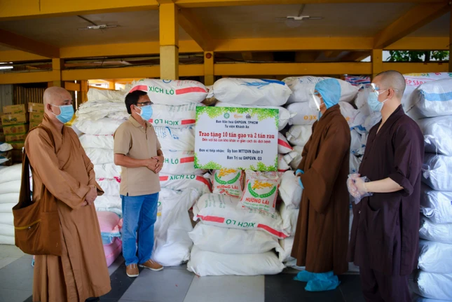 Trao các phần quà tại chùa Vĩnh Nghiêm, quận 3