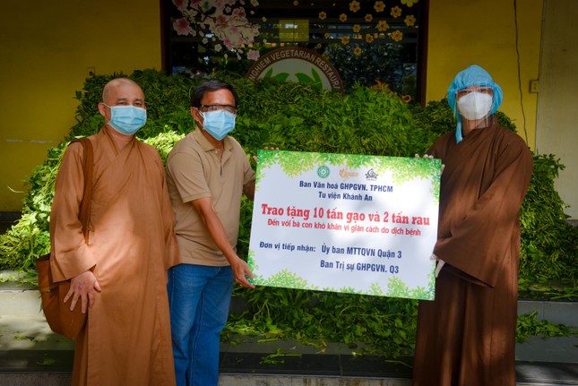 Trao các phần gạo, rau đến Ban Trị sự GHPGVN quận 3 và Mặt trận quận