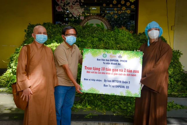 Trao các phần gạo, rau đến Ban Trị sự GHPGVN quận 3 và Mặt trận quận
