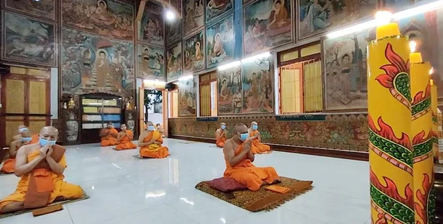 Khóa lễ dâng đèn hạ cúng dường