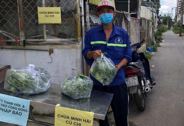 Tặng đến khu công nhân khó khăn