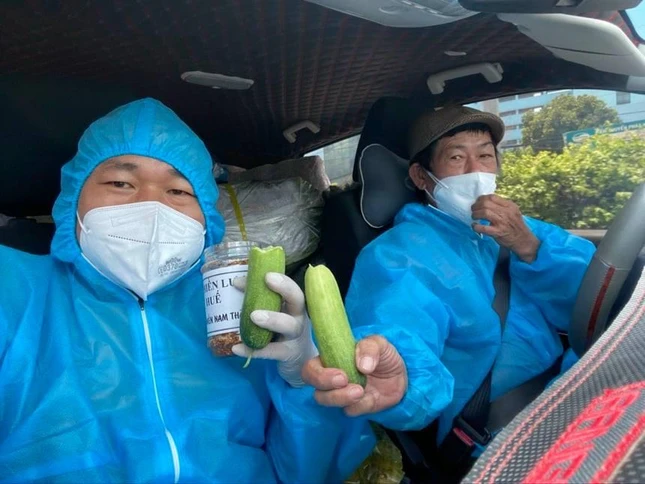 Bữa trưa vội của Đại đức Thích Đồng Nguyện và tình nguyện viên Bữa trưa vội của Đại đức Thích Đồng Nguyện và tình nguyện viên