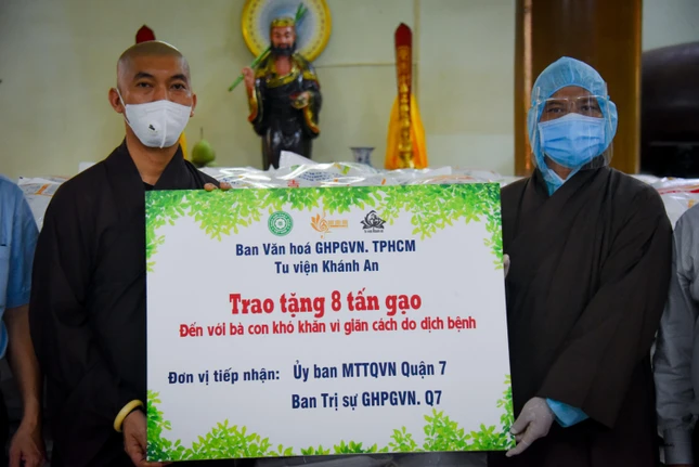 Đại đức Thích Hoằng Ninh đón nhận phần quà từ Thượng tọa Thích Trí Chơn