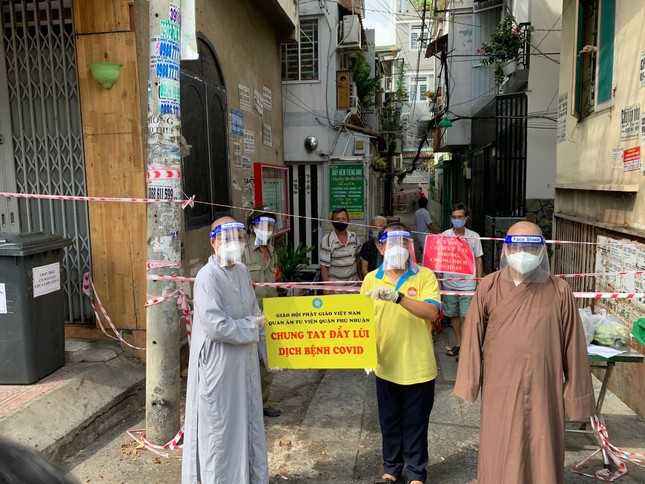 Sư cô Thích nữ Huệ Đức, cùng chư tôn đức Phật giáo quận 3 tặng quà đến bà con