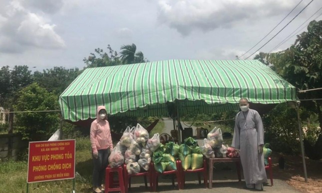 Tặng nhu yếu phẩm tại các khu cách ly trên địa bàn - Ảnh:TT