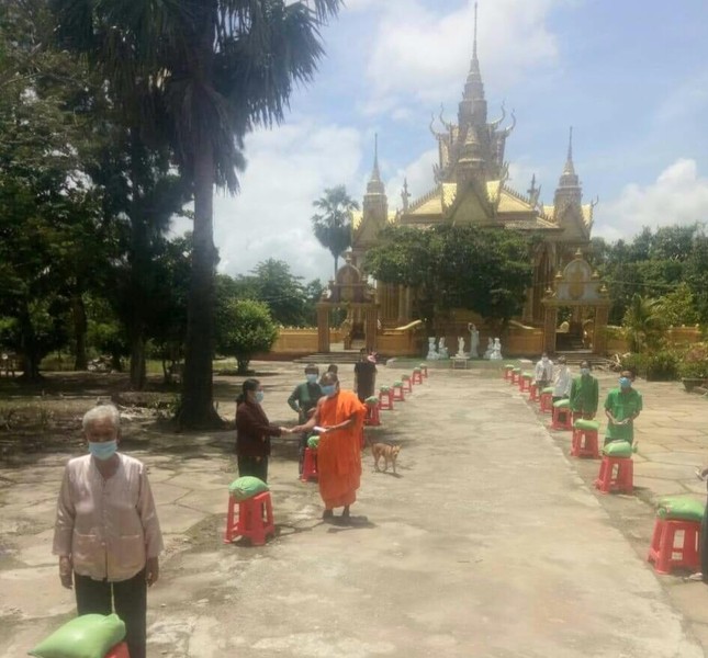 Những phần quà nghĩa tình của chư tôn đức chùa Cosdon - Ảnh: Thiên Giả