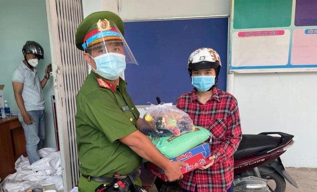 Tặng gạo, mì, nước tương, dầu ăn và 500 tiền mặt tới cho bà con khu nhà trọ công nhân tại ấp 1, xã Hiệp Phước, huyện Nhà Bè - Ảnh: Trời Nam